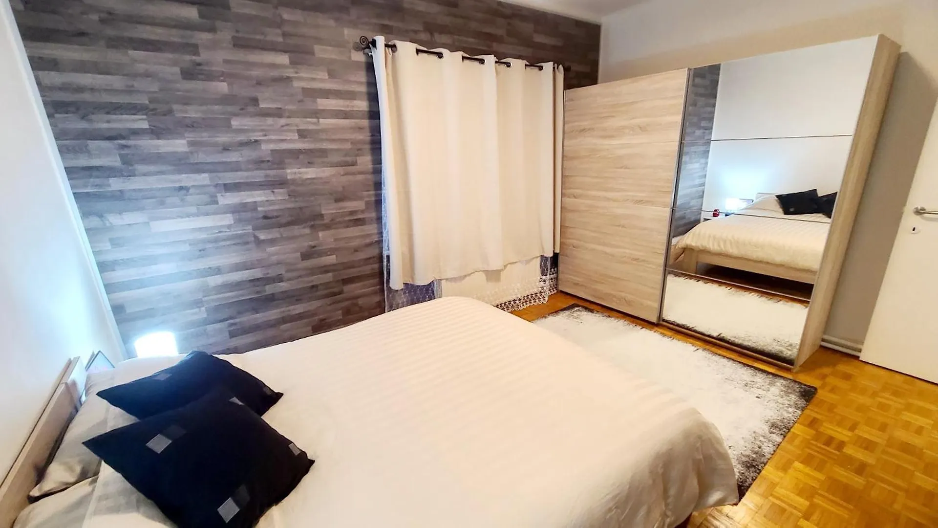 בית אירוח Room For Rent In Antwerpen